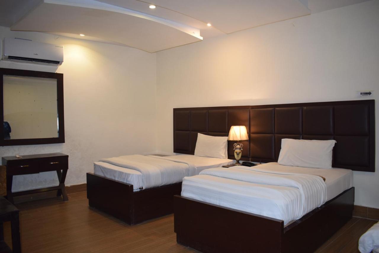Hotel Pak Continental Мултан Екстер'єр фото